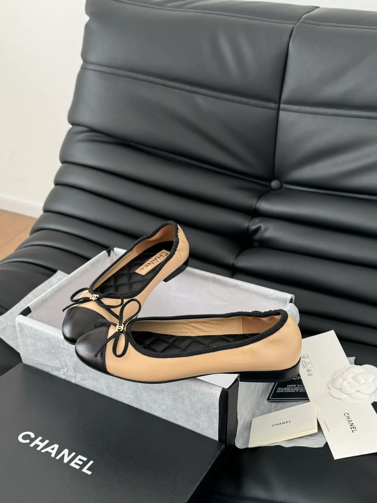 👟👟Ex-factory price 520👟👟 Chanel Xiaoxiang 25C new bow shoe series, original 1:1 replica, a classic among classics. It is perfect whether paired with trousers or skirts. The small round toe design is very good at modifying the foot shape. A must-have for little fairies! The upper is made of imported lambskin, the lining is made of top-grade mixed sheepskin, and the outsole is imported Italian cowhide. Size: 35-39 (40/41/42/43 customized)